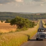 Antiguo coche Citroën en un paisaje francés.