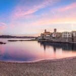 Playa al atardecer en Antibes, Francia