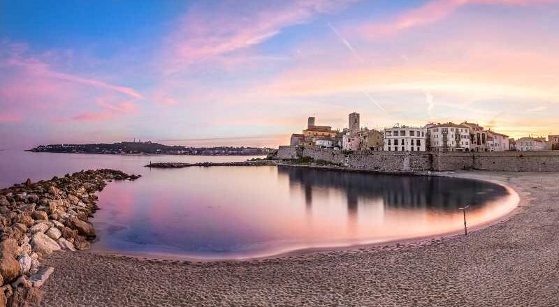 Playa al atardecer en Antibes, Francia